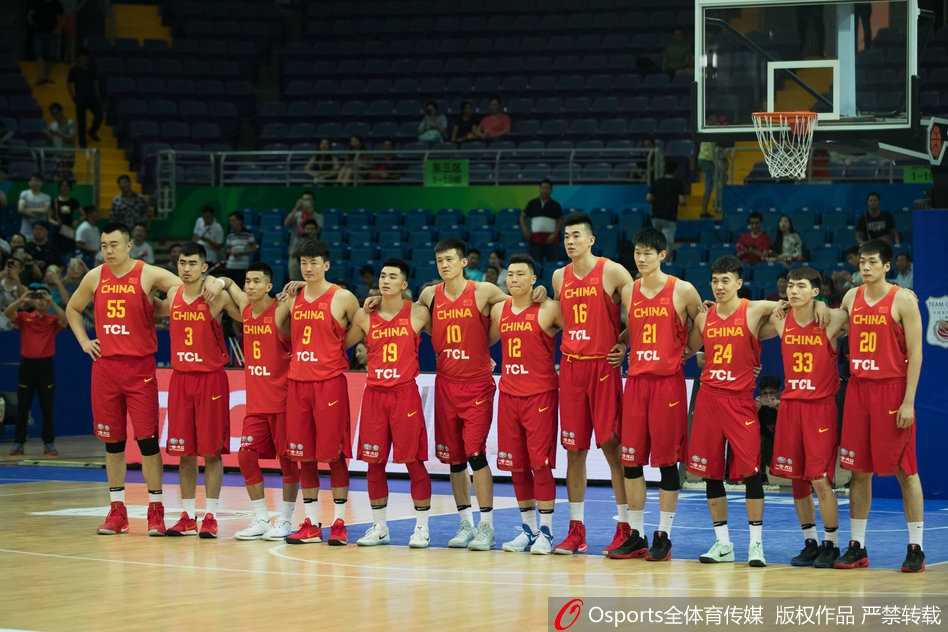 韩德君在篮下如山般屹立，面对新西兰队员的贴身防守，他高举高打，用强壮的身体卡住位置，强硬地上篮得分。