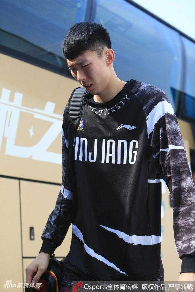 西热力江在训练中张手防守，面目狰狞全力以赴，骨子里的求胜欲望让他每一次训练都如同实战。