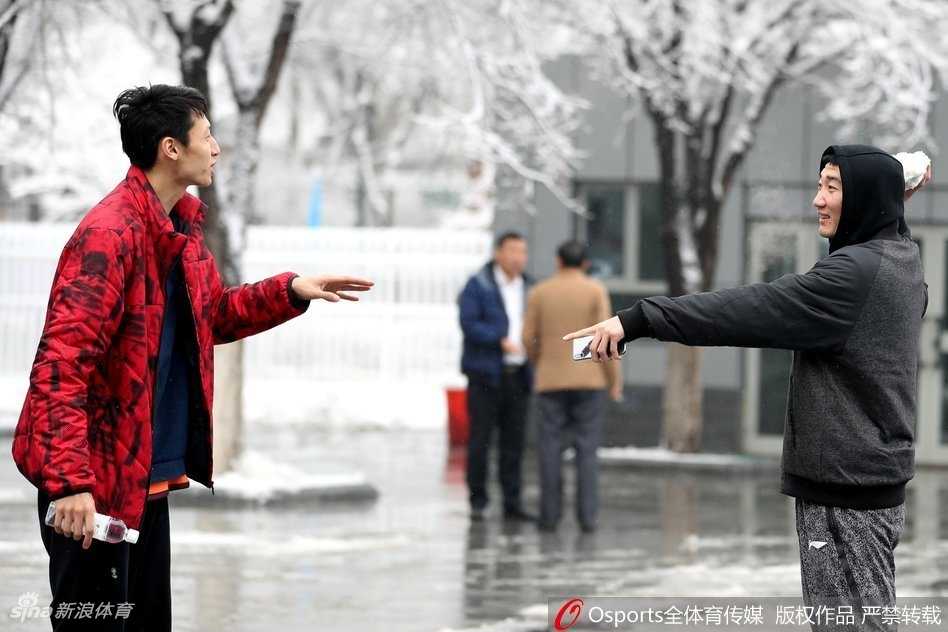 广厦球员在乌鲁木齐的雪地里留下合影，有人弯腰捧起积雪，大家神情放松，享受着赛前难得的惬意时光。