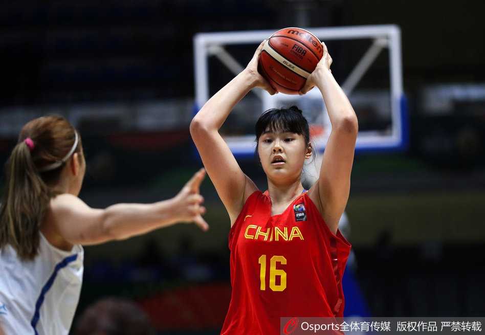 场上局势紧张，李梦正欲启动突破，她压低重心，篮球仿佛粘在手上，周围是韩国队严密的包夹防守，空气中弥漫着大战的硝烟味。