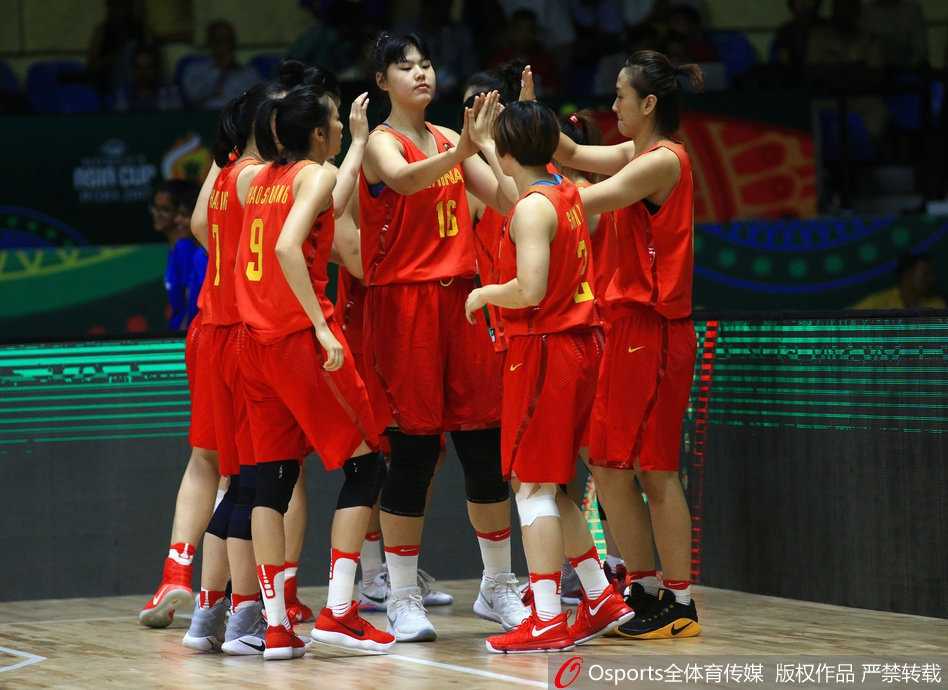 中国女篮的姑娘们在赛后激动地聚拢在一起，她们的脸上洋溢着胜利的喜悦，笑容比午后的阳光还要灿烂，共同庆祝这来之不易的胜利时刻。