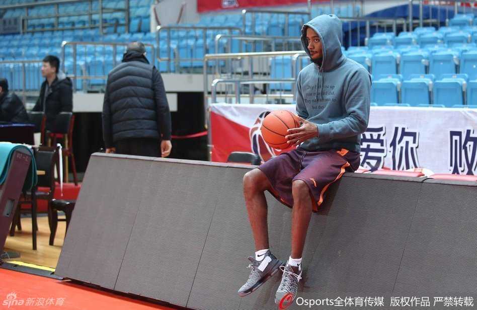 沃伦身穿醒目红色训练服全神贯注，高强度运球后的定格瞬间充满力量美感