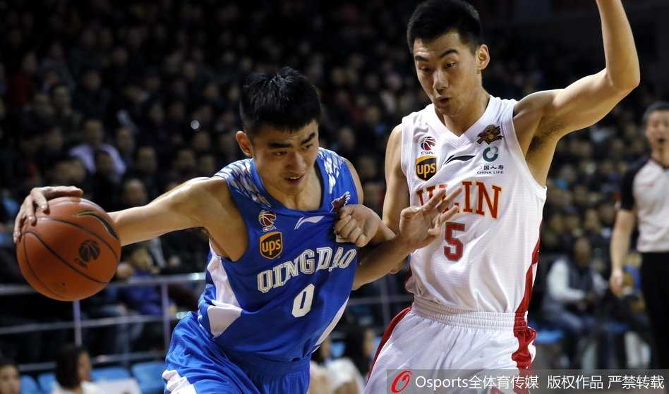 长春狂飙之夜:韦弗46分弑旧主,吉林东北虎137-119大胜青岛止连败 青岛外援吉布森面对严密盯防,强行突破急停跳投,篮球越过防守者指尖飞向篮筐。