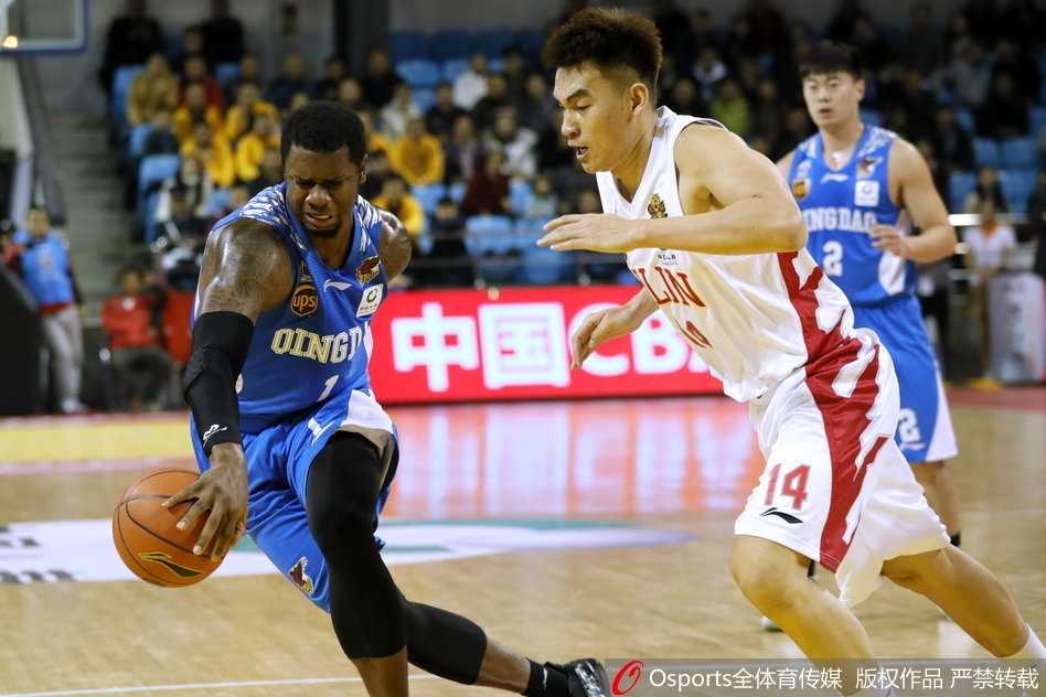 长春狂飙之夜:韦弗46分弑旧主,吉林东北虎137-119大胜青岛止连败 高诗岩面对青岛队高大内线的封堵,毫无惧色跃起上篮,展现年轻后卫的冲劲与灵巧。