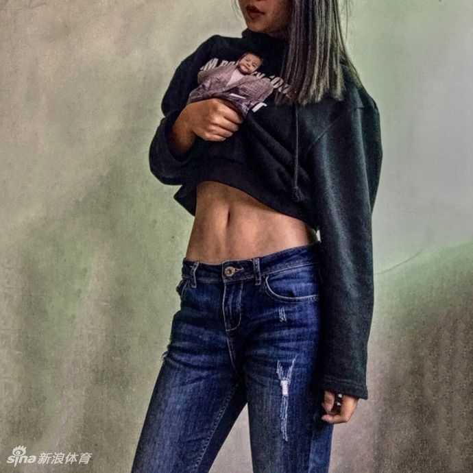 镜头拉近，鲁西西ii五官精致立体，眼神中透着对偶像的喜爱与坚定，库里30号字样在画面中格外清晰