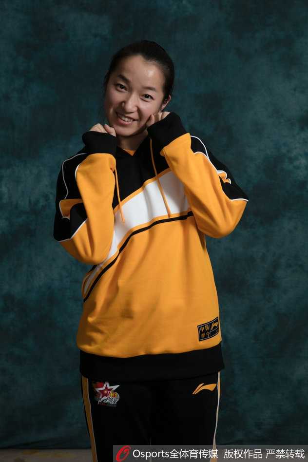 闪耀南昌:致敬2018年WCBA北区全明星队的荣耀时刻 山东女篮中锋杨衡瑜以内线球员特有的沉稳姿态出镜,扎实的肌肉线条在紧身衣下若隐若现。她双手持球于腰间,仿佛在向镜头展示她在禁区内的绝对统治力。