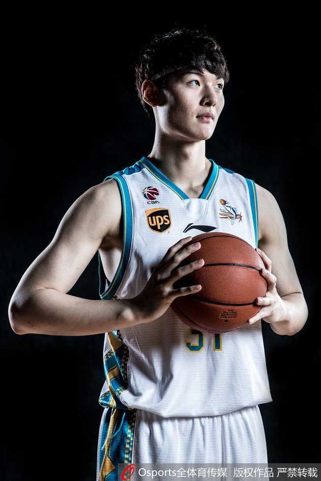 黄毅超在夕阳余晖下跳起投篮，剪影被镀上一层金边，皮球在空中悬停的瞬间，仿佛连时间都为这份对胜利的渴望而静止。