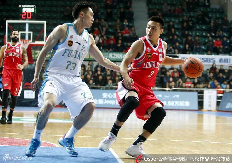 广州队的外线核心弗格犹如一道银色闪电，他灵活地穿梭于福建队的重重防线之间，面对王哲林高大的身影，毫无惧色地腾空而起，以一手高难度的抛射挑战着内线长人的权威。