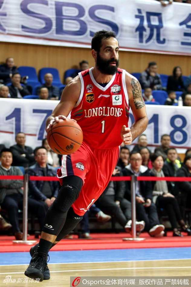 比赛哨声吹响的瞬间，福建队当家球星王哲林便如同出笼猛虎，眼神中带着必胜的杀气，在与广州队外援汉斯布鲁的肌肉碰撞中，他高高跃起，率先触碰到球，为福建队拨开了胜利的曙光。