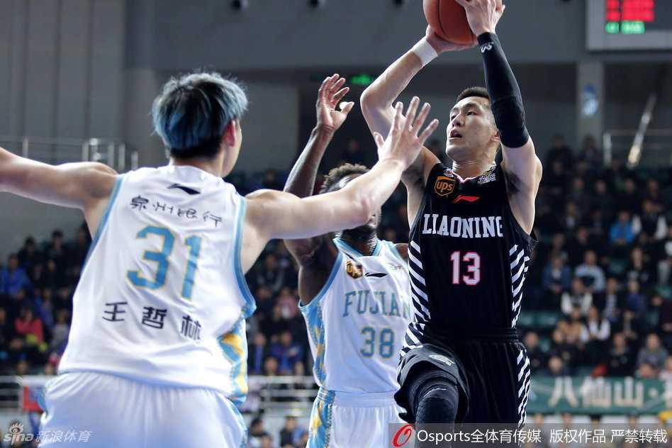 韩德君面对王哲林的贴身防守毫无惧色，利用强壮的上肢力量完成背身单打强行碾压