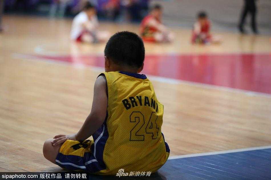 辽宁工程技术大学篮球学院的课堂上，教授正为学生讲解战术板上的跑位，窗外是正在热身的校队球员。