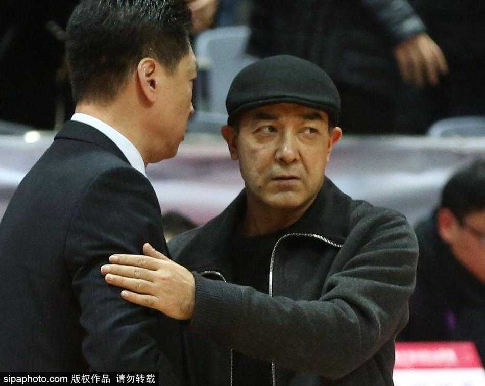 阿的江与李春江——赛场外的温情与CBA的江湖传承 灯光下,两位CBA名帅的手紧紧握在一起,阿的江面带谦逊的微笑,李春江则神情专注,这是两个老友之间的无声问候。