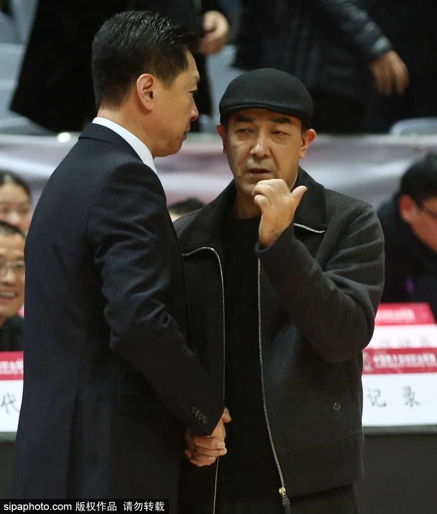 阿的江与李春江——赛场外的温情与CBA的江湖传承 李春江指导眉头微蹙,眼神越过人群看向远方,似乎在思考着比赛的得失,又或是回忆起自己年轻时在球场驰骋的峥嵘岁月。