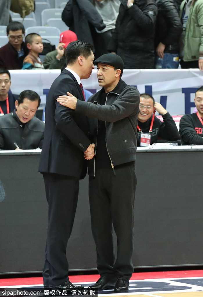 阿的江与李春江——赛场外的温情与CBA的江湖传承 广厦队李京龙在外线果断出手三分,皮球在空中划出一道美丽的弧线,父亲的射手基因在这一刻完美显现。