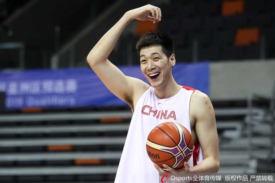 易建联在训练中完成一次双手暴扣,身体在空中舒展,落地后与年轻的胡金秋击掌鼓励,传承球队领袖气质