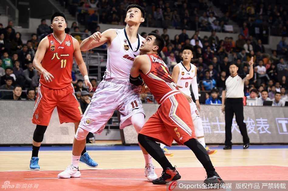 阿联复出引领军粤大战,内线肉搏见证广东狂胜八一 易建联和王治郅在场边并肩而立,阿联侧耳倾听,大郅用手比划着战术,两人眼神交汇间满是老友重逢的默契与温暖