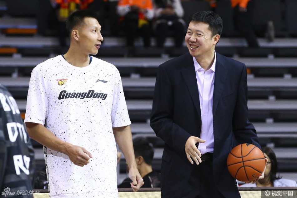阿联复出引领军粤大战,内线肉搏见证广东狂胜八一 阿联与大致在赛前热身区热聊,两位中国篮球的标志性人物面带笑容,仿佛将时光拉回到共同征战国际赛场的岁月