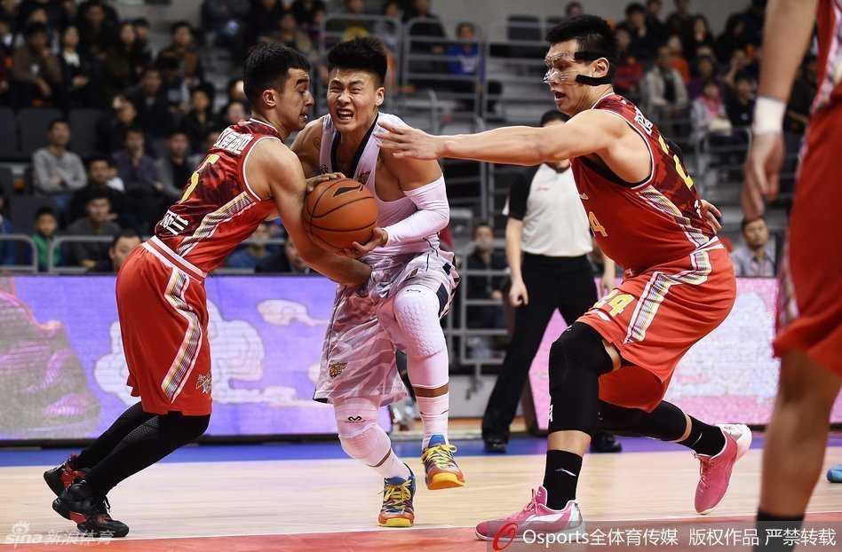 阿联复出引领军粤大战,内线肉搏见证广东狂胜八一 赵睿弯腰运球观察队友跑位,眼神灵动,手指暗中打出战术手势,年轻的指挥官正在用自己的节奏带动全队进攻