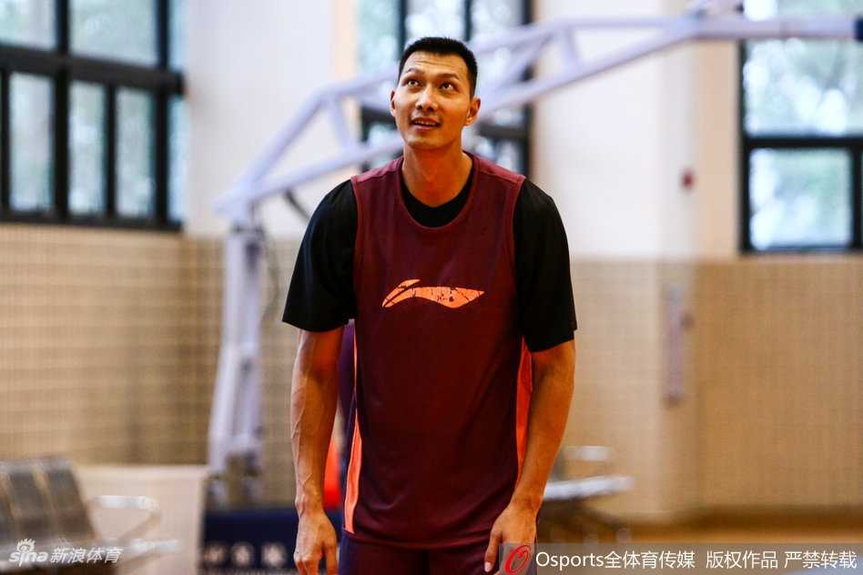 阿联在篮下卡位要球，他死死将防守者挡在身后，表情强硬，展现出了绝对的统治力。