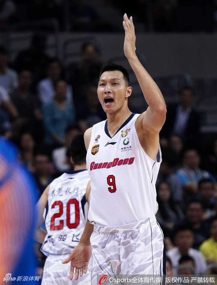 阿联完成双手灌篮后，双手紧抓篮圈，全身肌肉隆起，仿佛一辆在空中刹停的重型卡车，势大力沉。