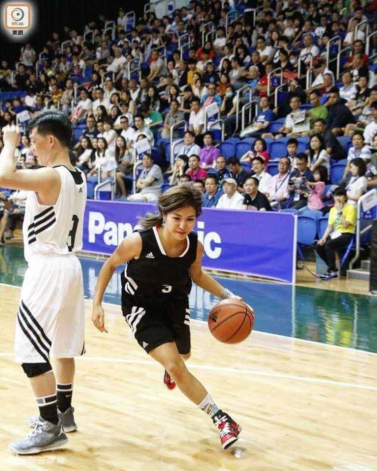 在训练场上，陈伟琪面对镜头露出俏皮的笑容，她双手抓球做出夸张的“天女散花”动作，这既展现了她在高强度训练下的轻松心态，也透露出她对篮球发自内心的喜爱。