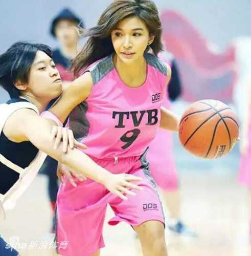 球场上的陈伟琪即使在做准备活动时也格外专注，她身着训练服拉伸，紧致的肌肉线条在阳光下若隐若现，这完美线条正是她长期坚持刻苦锻炼、自律自强的勋章。