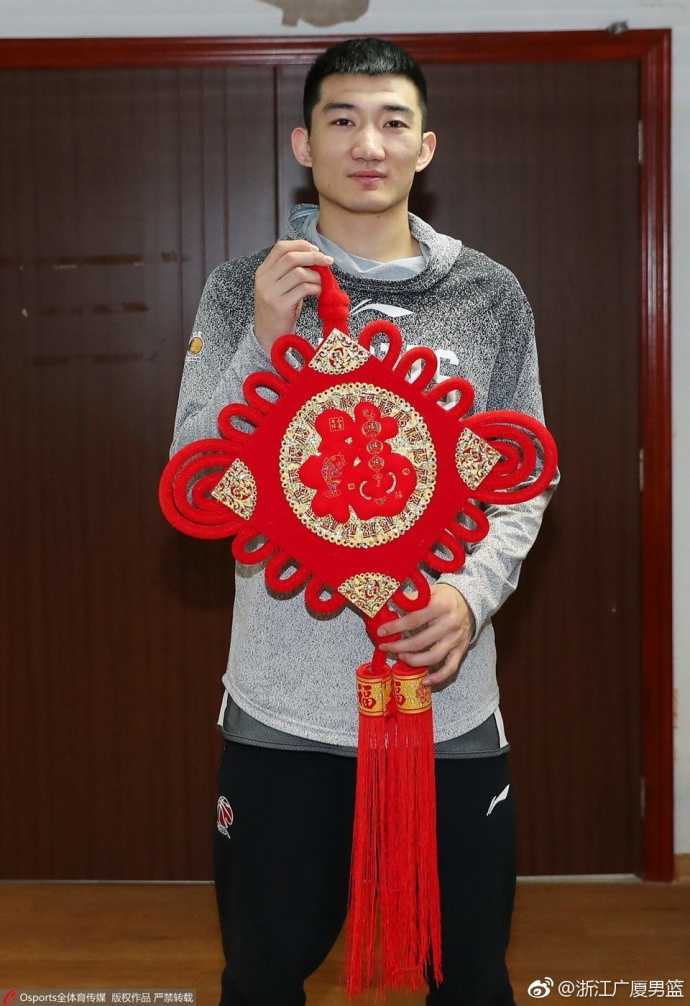 雄狮闹元宵,广厦众将的冠军之心与万家灯火 外援布朗手持福字笑得像个孩子,这位总决赛MVP用异乡的温情笔画书写着对杭州这座第二故乡的热爱