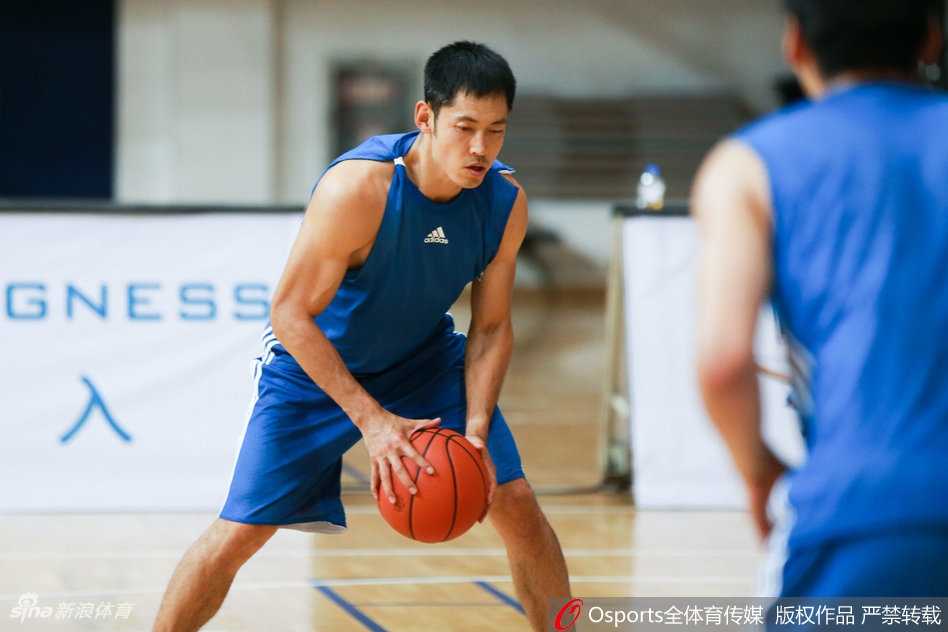 雅尼斯挂帅起航,京城男篮开启重建新篇章 训练间隙,闵鹿蕾与雅尼斯并肩而立,两人通过翻译郭维盛频繁交流,昔日功勋主帅与现任教头之间正进行着无声的战术理念传承。