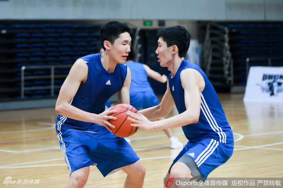 雅尼斯挂帅起航,京城男篮开启重建新篇章 训练结束后,雅尼斯与闵鹿蕾握手交谈,身后是空旷的训练馆,这一握手的瞬间象征着北京男篮新老教练班子的顺利交接。