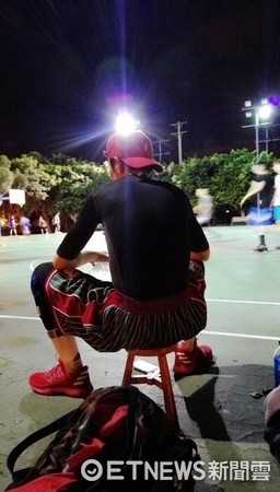 夕阳餘暉灑在蕭敬騰孤獨的背影上，他坐在那張著名的木頭摺疊凳上，靜靜凝視著遠方的球場，仿佛在思考下一個投籃的角度，畫面充滿了電影感。