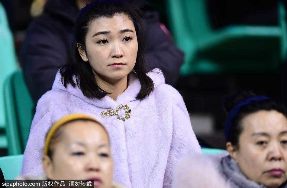 赛场边的黄金位置，几位盛装的球迷吸引了摄影师的镜头，她们身上的貂皮毛色光亮，在体育馆的灯光下泛着柔和的色泽，她们的表情随着辽宁队的每一次进攻而紧张，完美诠释了什么是‘既要风度，也要温度’的看球哲学。