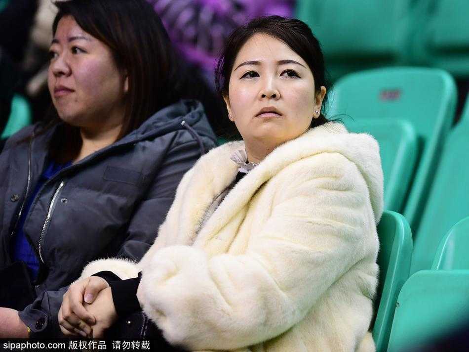 比赛结束后，几位身穿貂皮大衣的球迷依然不舍得离去，他们在看台上合影留念，脸上带着胜利的喜悦。这身厚厚的皮草见证了这个属于辽宁篮球的荣耀之夜，也见证了东北球迷独一无二的热情与忠诚。