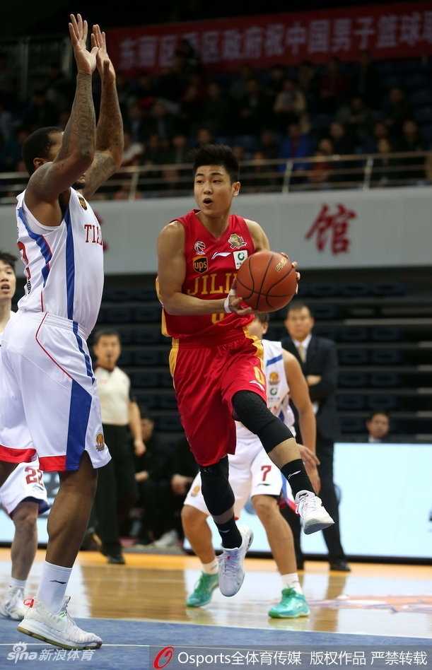 霍尔曼在吉林队兰德里头顶上演势大力沉的双手灌篮，点燃了主场球迷的激情。