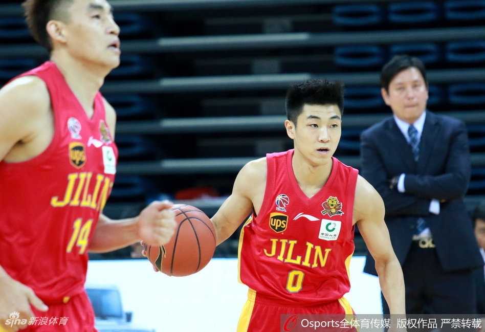 获胜后的天津队员们紧紧围在一起，庆祝这场来之不易的胜利，团队氛围令人动容。