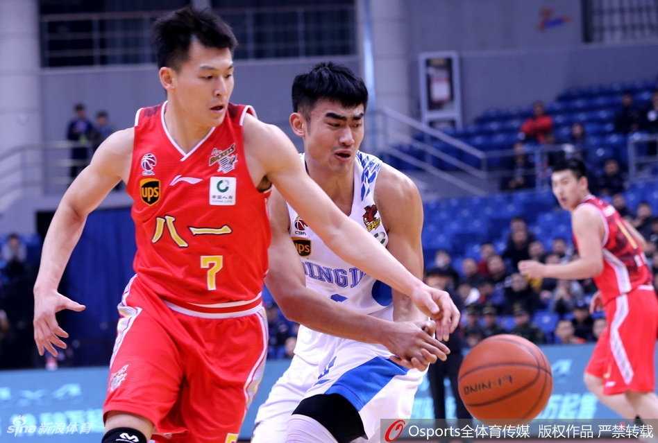 青岛主场二十四分大胜八一 吉布森独砍三十分送对手十四连败 青岛队核心外援吉布森本场如入无人之境,他全场砍下30分6篮板,用一次次精准的投篮彻底击溃了八一队的防线。