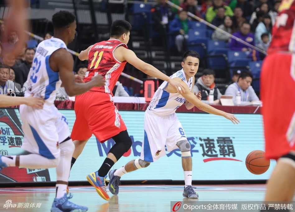青岛主场二十四分大胜八一 吉布森独砍三十分送对手十四连败 赛后,获胜的青岛队全体队员围成一圈,击掌相庆,年轻的面庞上写满了对胜利的渴望和喜悦,这场大胜无疑将极大提振全队士气。