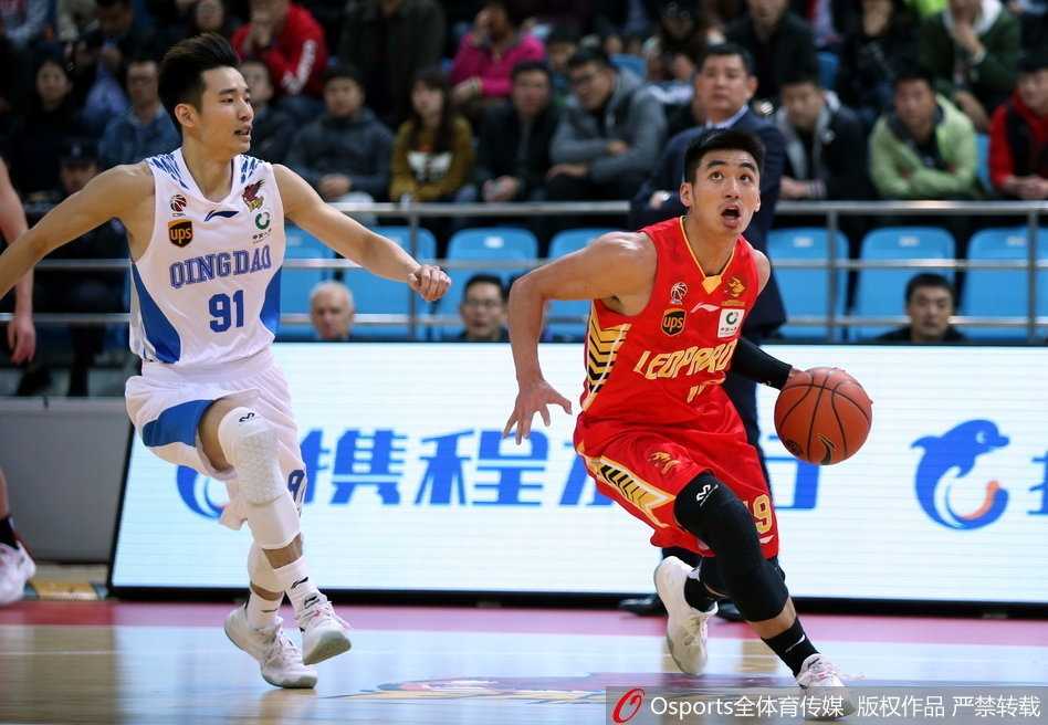 深圳队外援萨林杰强势背打，利用强壮的身体顶开防守球员，眼神坚定地寻找篮下进攻机会。