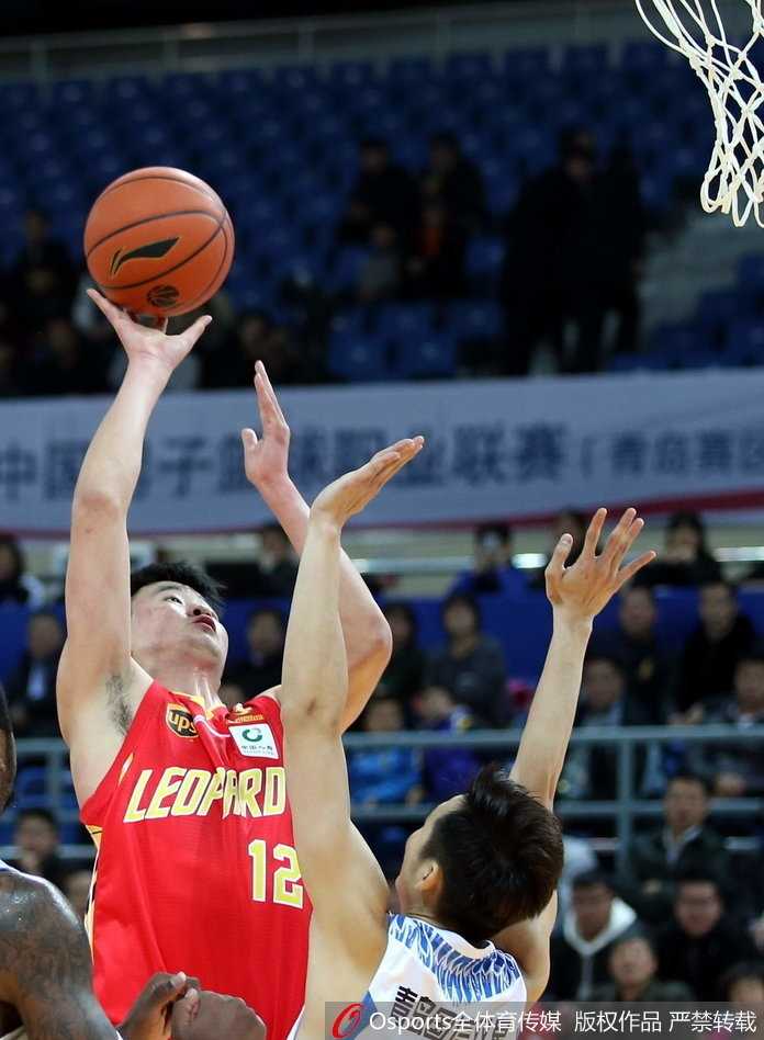 青岛队外援琼斯在失去平衡的情况下，依然凭借出色的腰腹力量将球抛向篮筐，展现出个人超强的得分能力。