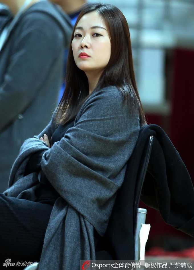 青岛主场那一抹亮色:高颜值女球迷的冬日热情 一位气质清新的女球迷坐在看台上,目光越过赛场,嘴角带着浅浅的笑意,仿佛为支持的队伍暗暗加油