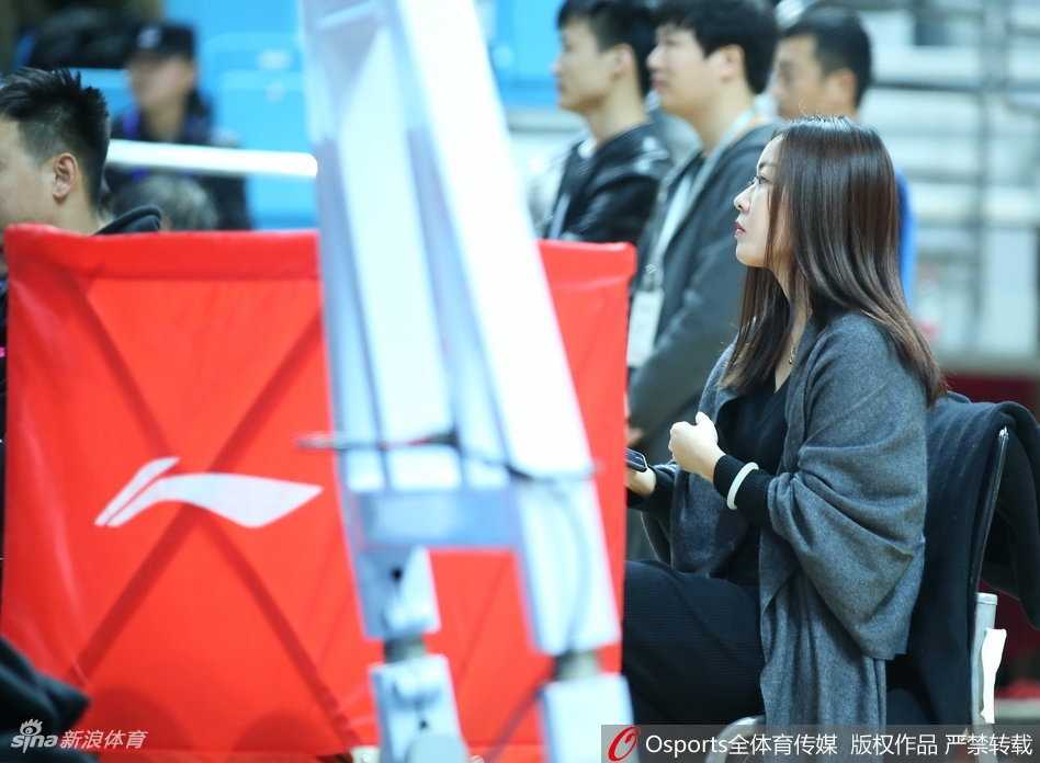 青岛主场那一抹亮色:高颜值女球迷的冬日热情 这位女球迷在人群中微微一笑,温婉动人,仿佛周遭的喧嚣都与她无关,只有场上的动静牵动她的心