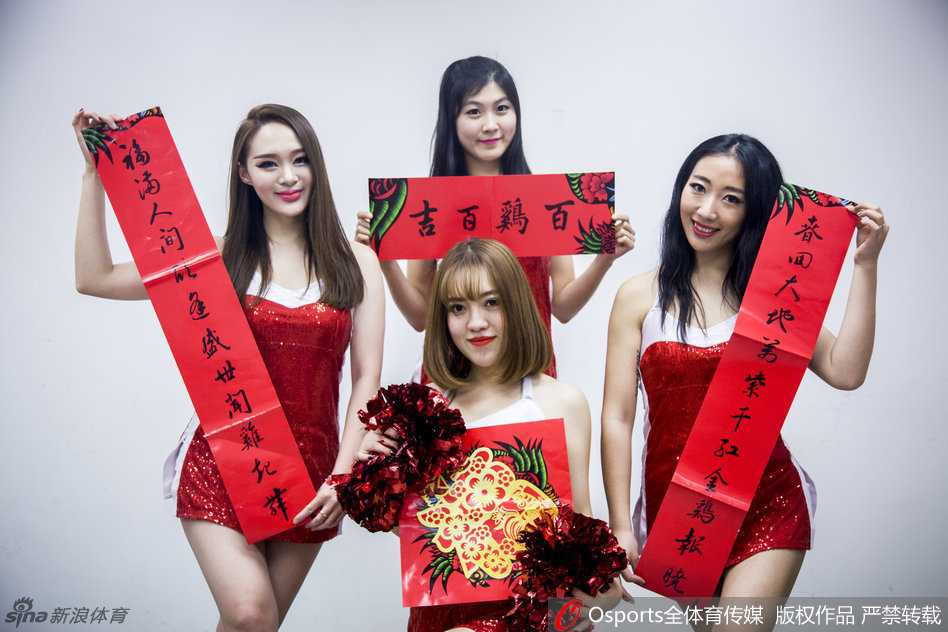 青岛双星篮球宝贝新春贺岁,舞动梦想绽放岛城 一名宝贝手持充满设计感的镂空扇子半遮面,眼神灵动俏皮,红色的新春装饰与球馆的蓝色座椅形成鲜明对比,洋溢着节日氛围