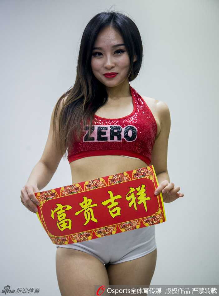 青岛双星篮球宝贝新春贺岁,舞动梦想绽放岛城 宝贝手持金色折扇,下身穿黑色短裤露出修长美腿,站在贴有‘青岛’字样的更衣室通道口,回眸一笑百媚生,职业范儿十足