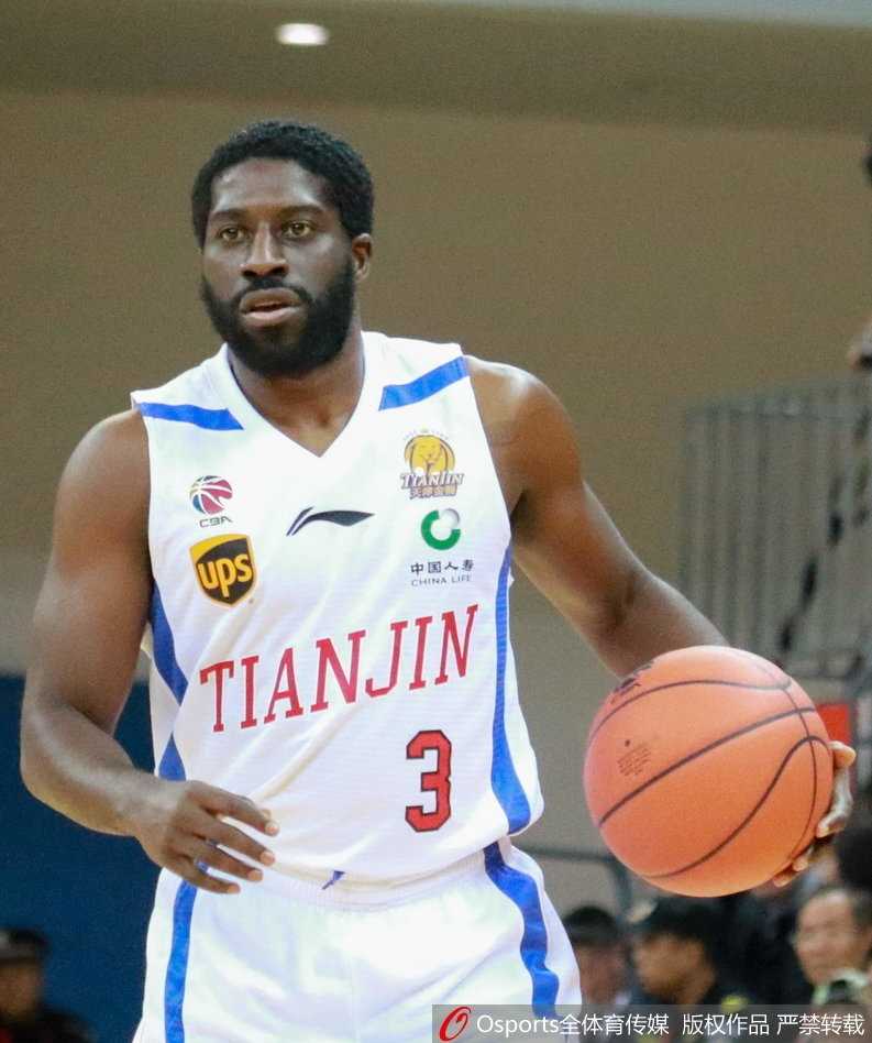 天津队大外援霍尔曼在青岛队内线群中强起上篮，即便面对苏伟的严密防守，他依然展现出了强大的内线统治力。