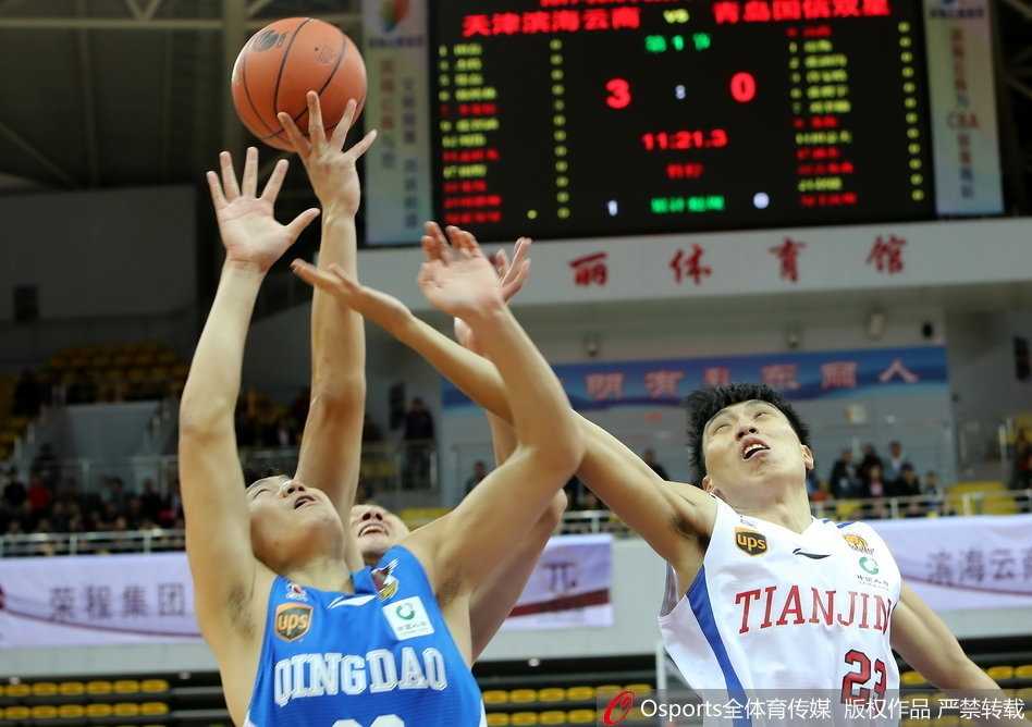 青岛队外援吉布森犹如一道白色闪电，运球穿越天津队的防线，眼神中充满了必胜的杀气。