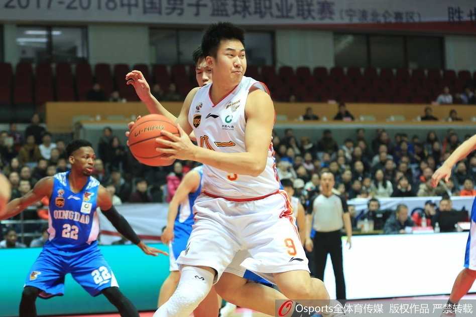 八一队付豪在篮下展现出年轻人的冲劲，他高高跃起，在与青岛队高大内线的对抗中强硬地将球补进篮筐。