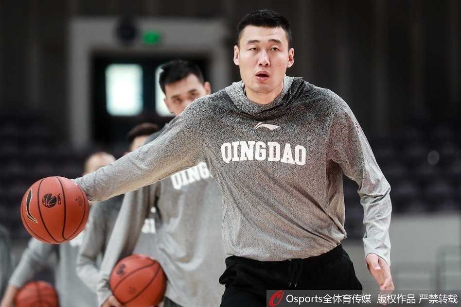 训练间隙琼斯持球思考，嘴唇的动作显露出他正在暗自琢磨如何破解包夹防守