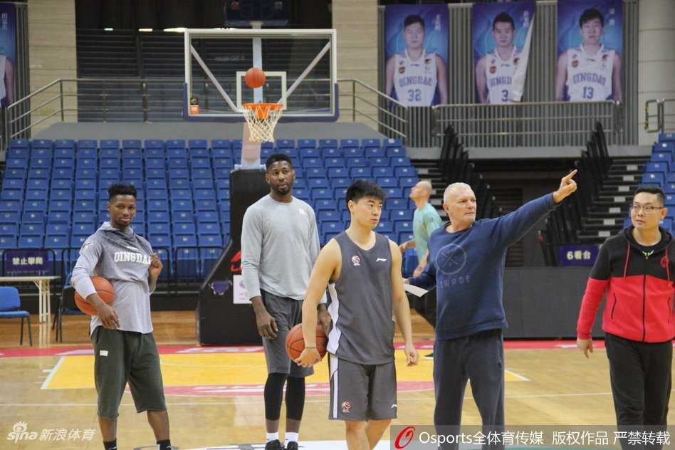 青岛队新援詹姆斯·梅斯在训练场上认真聆听教练战术布置，他的眼神专注而坚定，仿佛要将每一个战术细节刻入脑海，准备在赛场上完美执行。