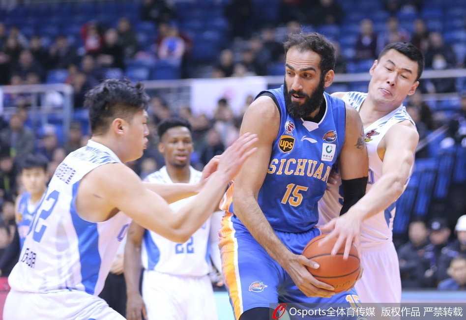 青岛队大外援梅斯在四川队内线完成了一记势大力沉的单手劈扣，他紧紧抓住篮筐，整个篮球架都在颤抖，仿佛在宣泄着四连败的压抑。