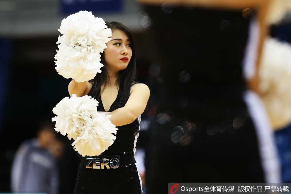 统一的粉色短裙随着动感的节奏飞扬，宝贝们露出修长美腿，用极具张力的舞姿诠释着篮球运动的激情