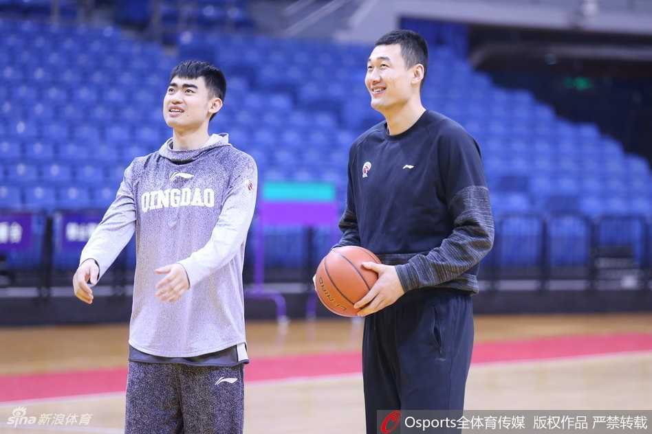 青岛赛前训练场上的老友记:李秋平与巩晓彬的轻松一瞬 巩晓彬神情专注地指导队员战术,李秋平双手抱胸在一旁微笑倾听,两位山东篮坛的标志性人物在训练场上演温情一幕。